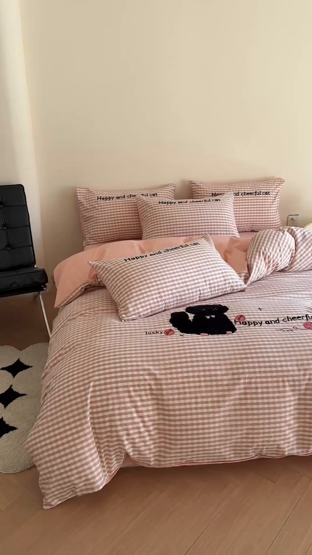 91家纺网 家纺一手货源 找家纺 优迈 2025秋冬新款全棉水洗棉格子贴布绣四件套 格子猫猫-甜蜜粉