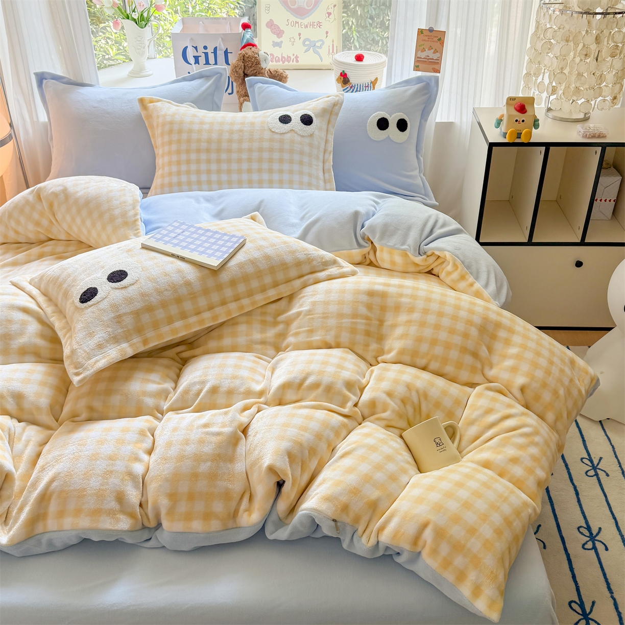 91家纺网 家纺一手货源 找家纺 艾特你 2025新款毛巾绣大眼睛撞色奶油格子牛奶绒四件套 绒-黄格天蓝