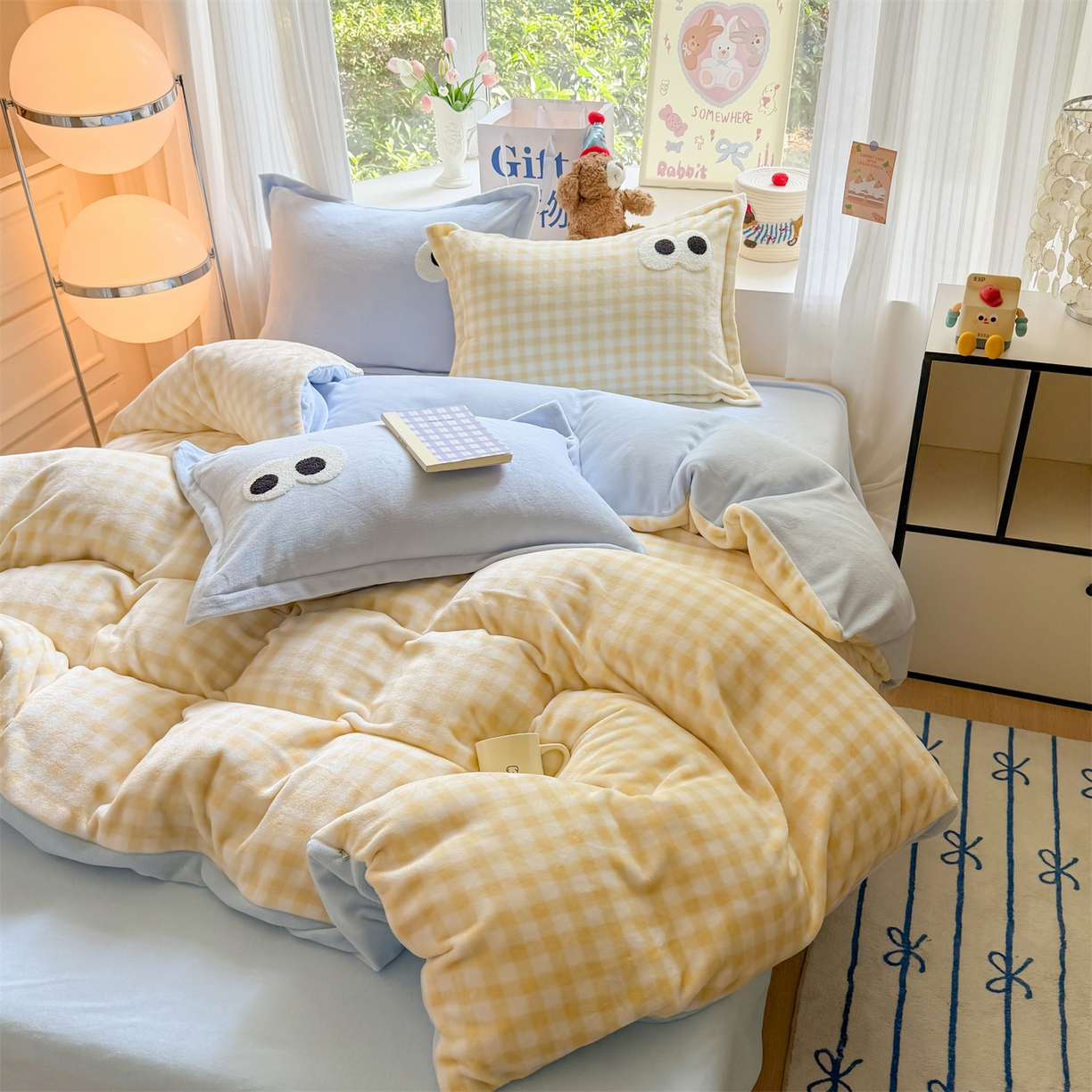 91家纺网 家纺一手货源 找家纺 艾特你 2025新款毛巾绣大眼睛撞色奶油格子牛奶绒四件套 绒-黄格天蓝