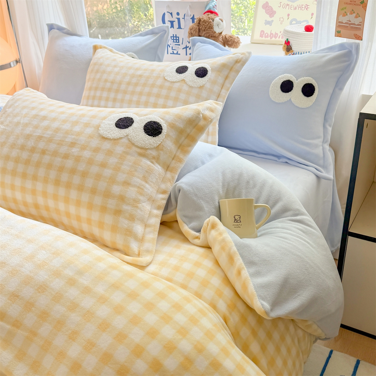 91家纺网 家纺一手货源 找家纺 艾特你 2025新款毛巾绣大眼睛撞色奶油格子牛奶绒四件套 绒-黄格天蓝
