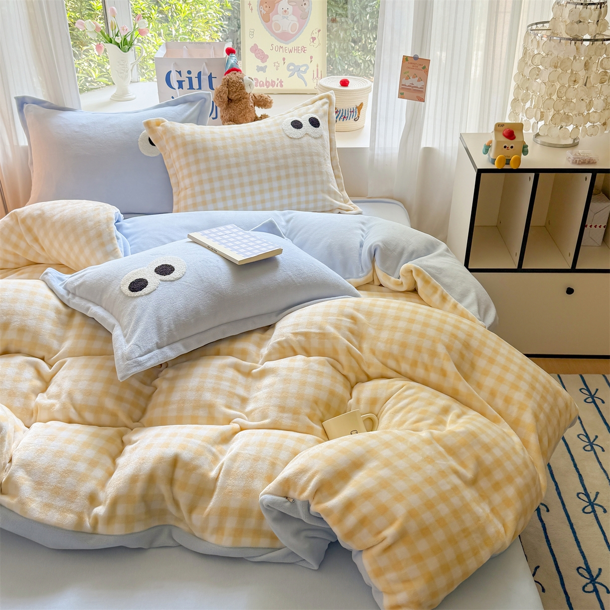 91家纺网 家纺一手货源 找家纺 艾特你 2025新款毛巾绣大眼睛撞色奶油格子牛奶绒四件套 绒-黄格天蓝