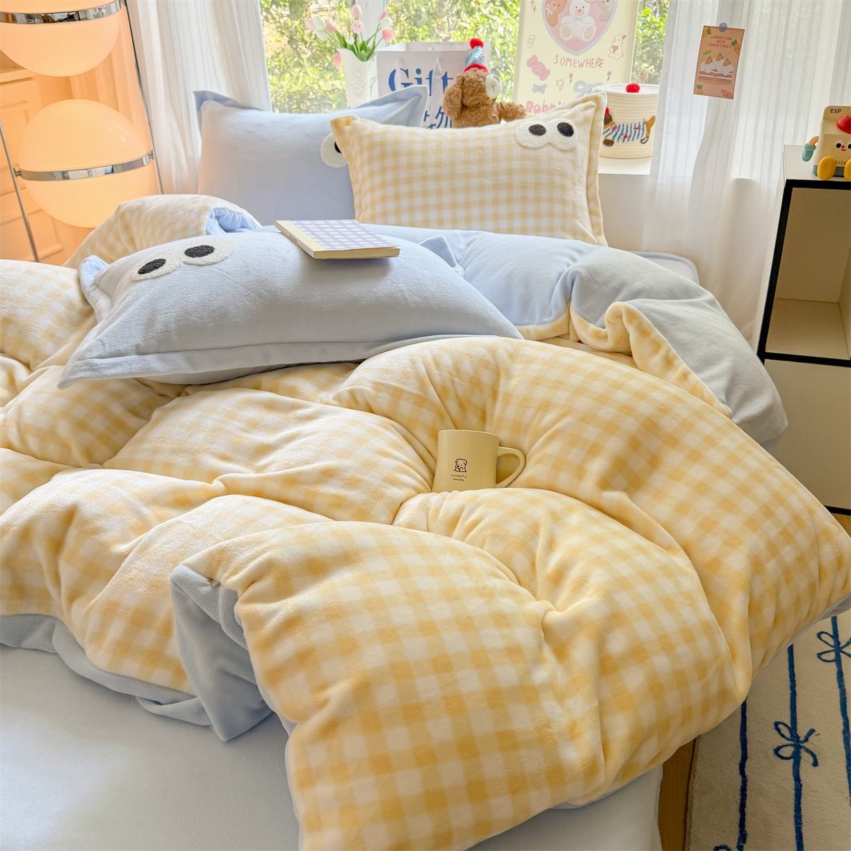 91家纺网 家纺一手货源 找家纺 艾特你 2025新款毛巾绣大眼睛撞色奶油格子牛奶绒四件套 绒-黄格天蓝