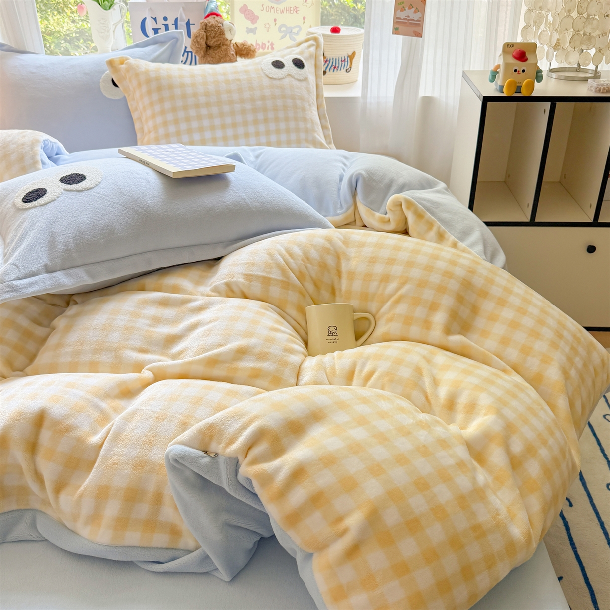 91家纺网 家纺一手货源 找家纺 艾特你 2025新款毛巾绣大眼睛撞色奶油格子牛奶绒四件套 绒-黄格天蓝