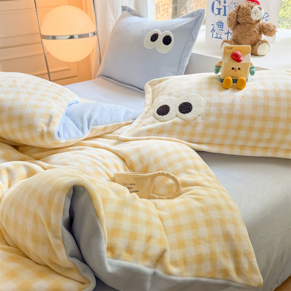 91家纺网 家纺一手货源 找家纺 艾特你 2025新款毛巾绣大眼睛撞色奶油格子牛奶绒四件套 绒-黄格天蓝