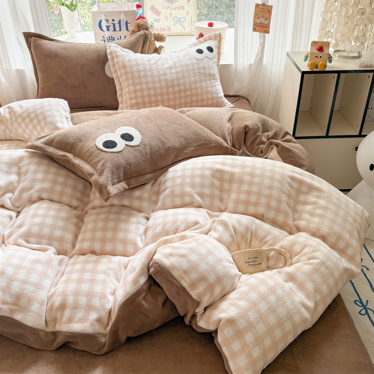91家纺网 家纺一手货源 找家纺 艾特你 2025新款毛巾绣大眼睛撞色奶油格子牛奶绒四件套 绒-咖格卡其
