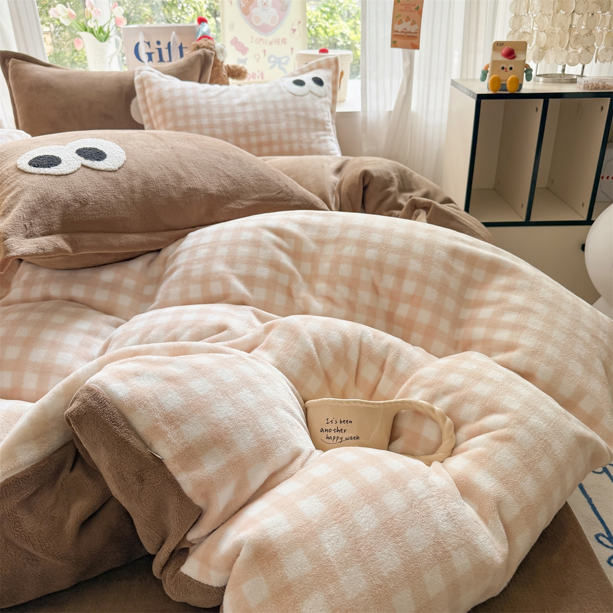 91家纺网 家纺一手货源 找家纺 艾特你 2025新款毛巾绣大眼睛撞色奶油格子牛奶绒四件套 绒-咖格卡其