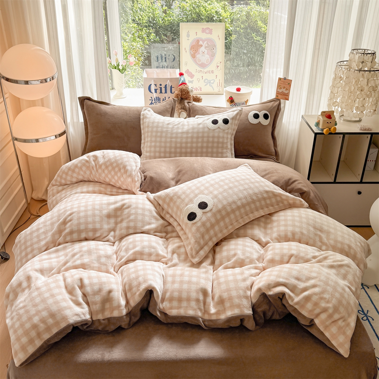 91家纺网 家纺一手货源 找家纺 艾特你 2025新款毛巾绣大眼睛撞色奶油格子牛奶绒四件套 绒-咖格卡其