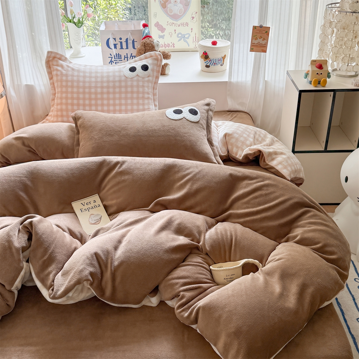 91家纺网 家纺一手货源 找家纺 艾特你 2025新款毛巾绣大眼睛撞色奶油格子牛奶绒四件套 绒-卡其咖格