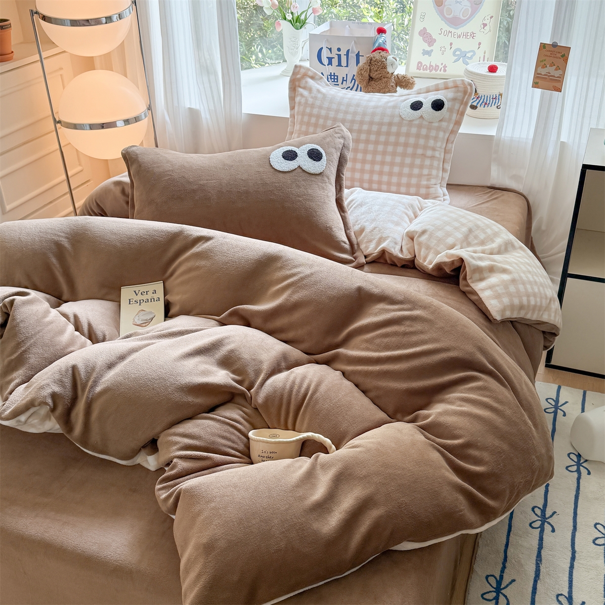 91家纺网 家纺一手货源 找家纺 艾特你 2025新款毛巾绣大眼睛撞色奶油格子牛奶绒四件套 绒-卡其咖格