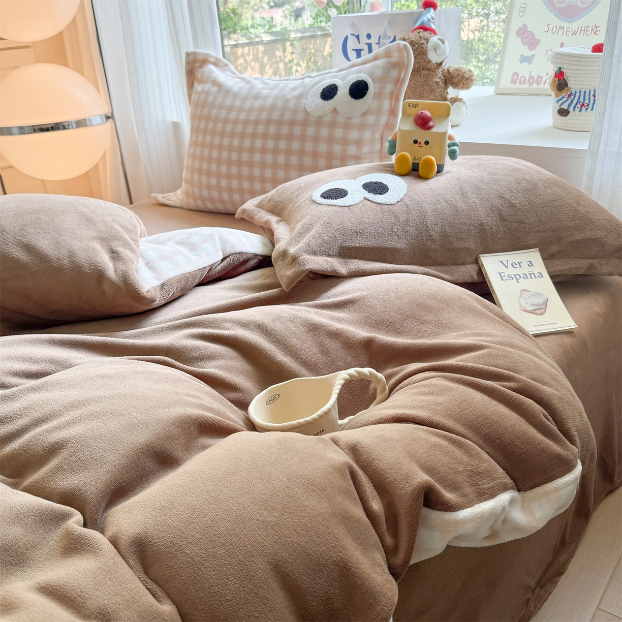 91家纺网 家纺一手货源 找家纺 艾特你 2025新款毛巾绣大眼睛撞色奶油格子牛奶绒四件套 绒-卡其咖格