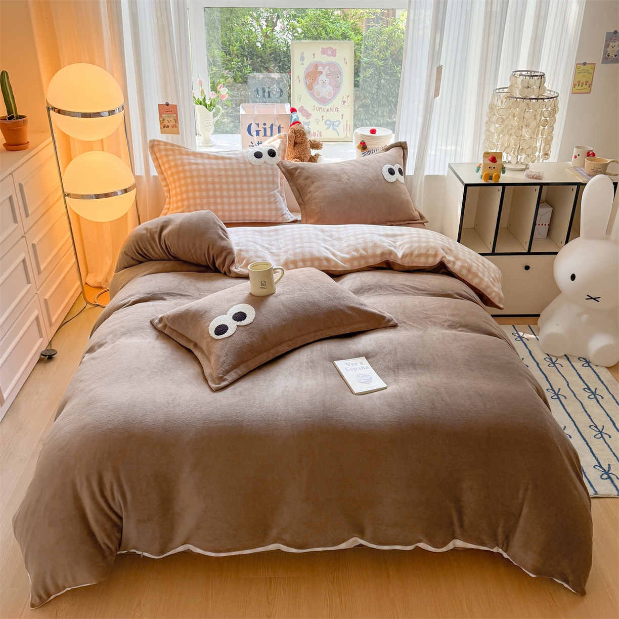 91家纺网 家纺一手货源 找家纺 艾特你 2025新款毛巾绣大眼睛撞色奶油格子牛奶绒四件套 绒-卡其咖格