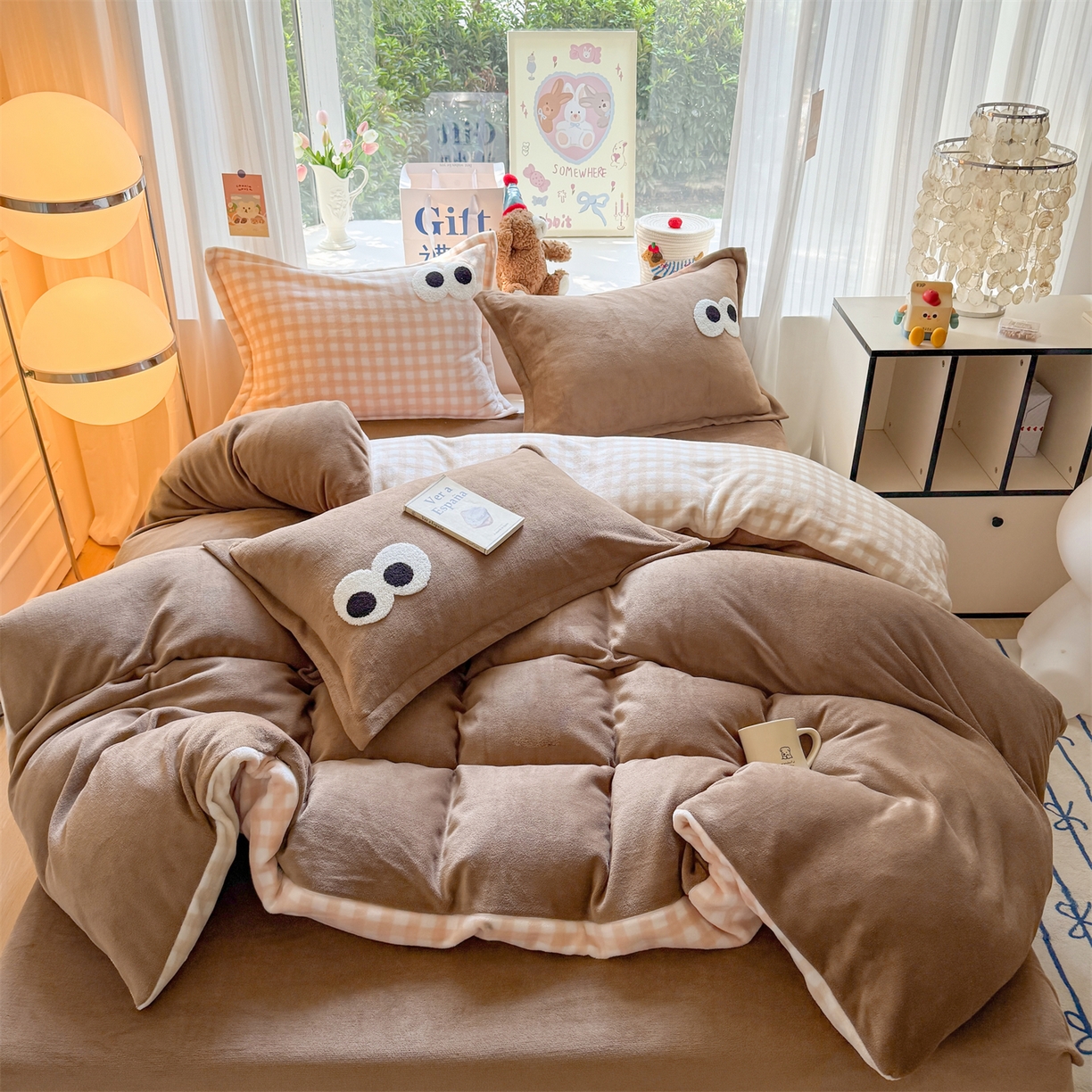91家纺网 家纺一手货源 找家纺 艾特你 2025新款毛巾绣大眼睛撞色奶油格子牛奶绒四件套 绒-卡其咖格
