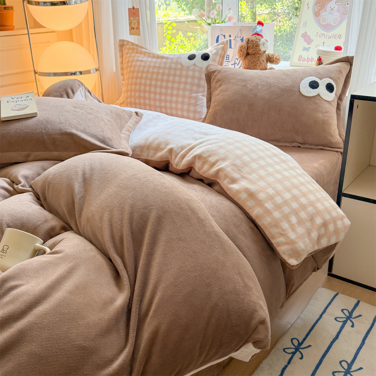 91家纺网 家纺一手货源 找家纺 艾特你 2025新款毛巾绣大眼睛撞色奶油格子牛奶绒四件套 绒-卡其咖格