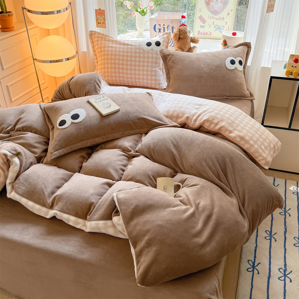 91家纺网 家纺一手货源 找家纺 艾特你 2025新款毛巾绣大眼睛撞色奶油格子牛奶绒四件套 绒-卡其咖格