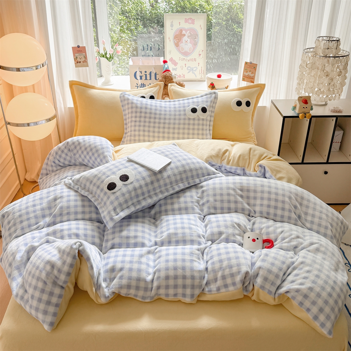 91家纺网 家纺一手货源 找家纺 艾特你 2025新款毛巾绣大眼睛撞色奶油格子牛奶绒四件套 绒-蓝格米黄