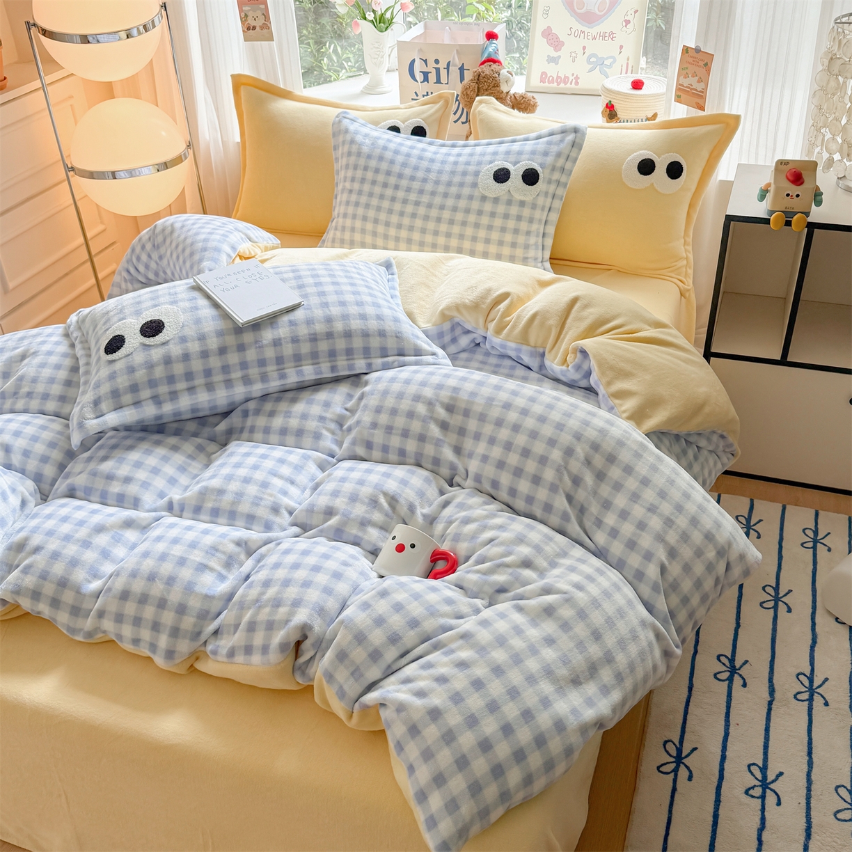91家纺网 家纺一手货源 找家纺 艾特你 2025新款毛巾绣大眼睛撞色奶油格子牛奶绒四件套 绒-蓝格米黄