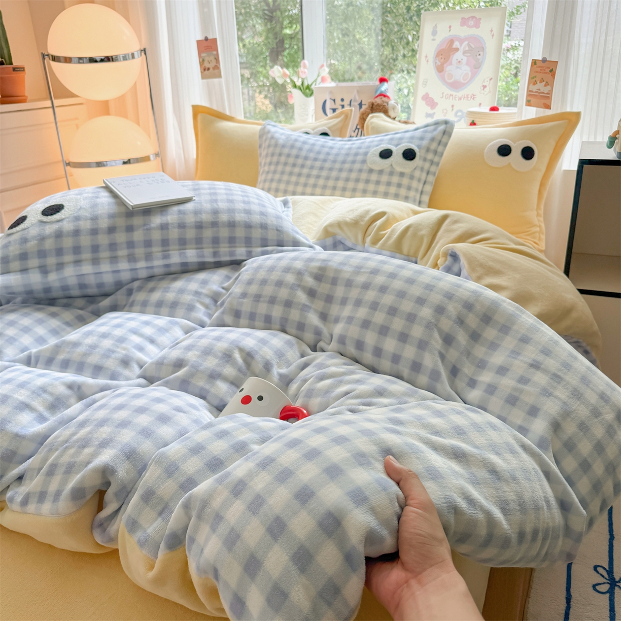 91家纺网 家纺一手货源 找家纺 艾特你 2025新款毛巾绣大眼睛撞色奶油格子牛奶绒四件套 绒-蓝格米黄