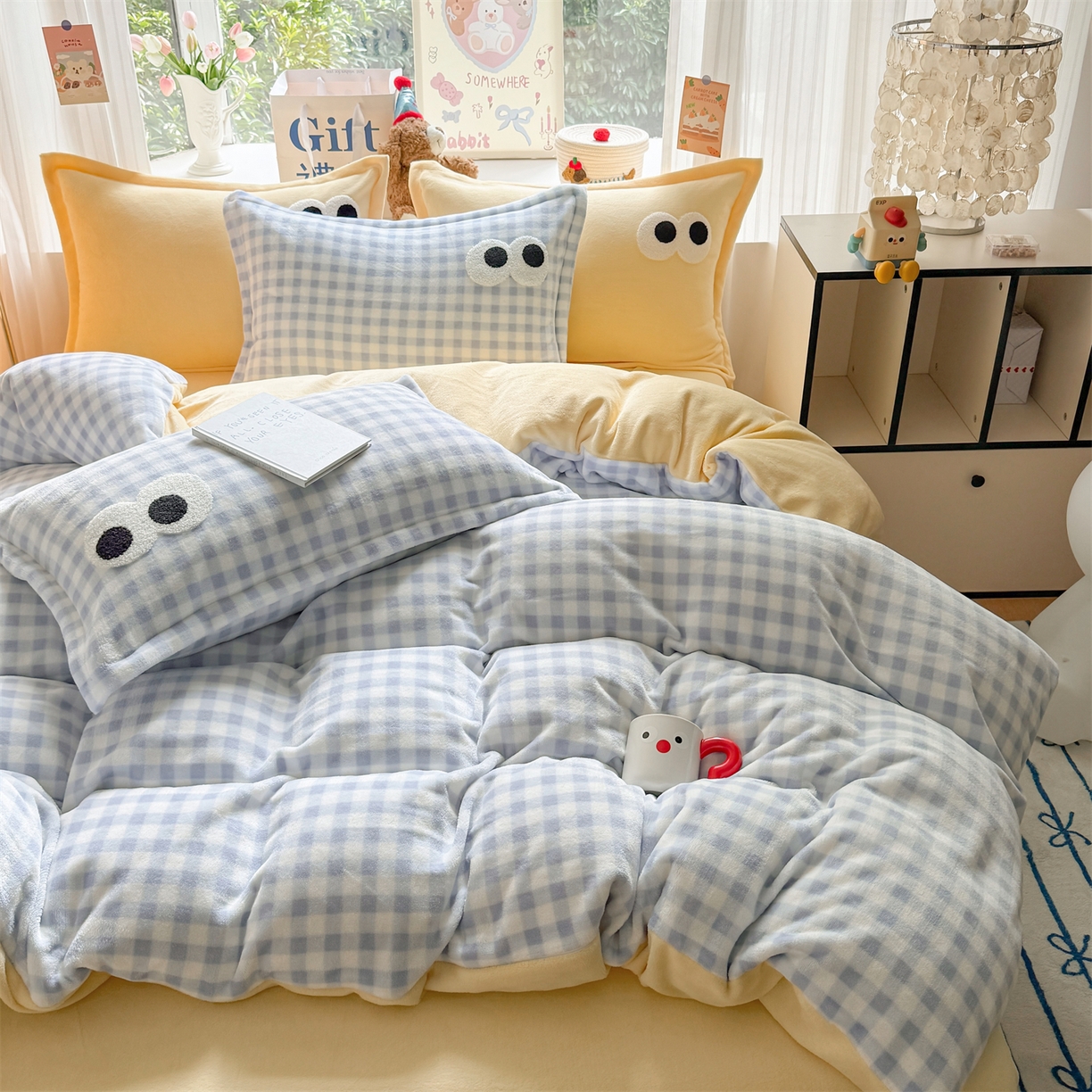 91家纺网 家纺一手货源 找家纺 艾特你 2025新款毛巾绣大眼睛撞色奶油格子牛奶绒四件套 绒-蓝格米黄
