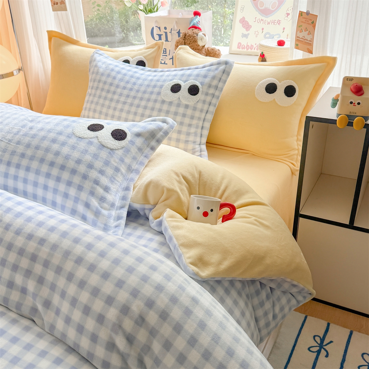 91家纺网 家纺一手货源 找家纺 艾特你 2025新款毛巾绣大眼睛撞色奶油格子牛奶绒四件套 绒-蓝格米黄