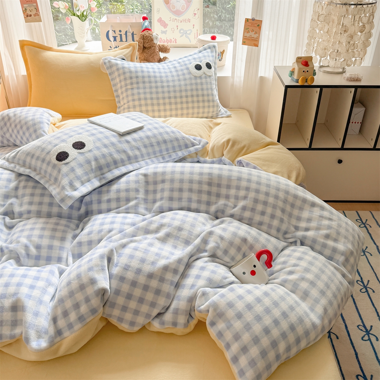 91家纺网 家纺一手货源 找家纺 艾特你 2025新款毛巾绣大眼睛撞色奶油格子牛奶绒四件套 绒-蓝格米黄