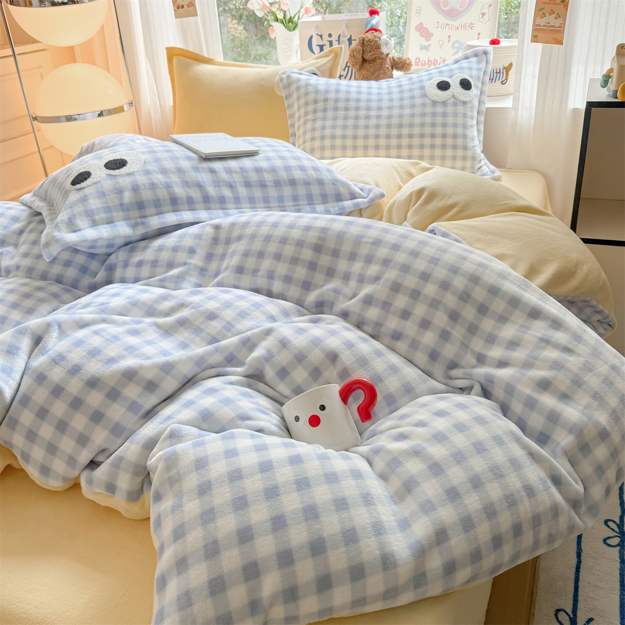 91家纺网 家纺一手货源 找家纺 艾特你 2025新款毛巾绣大眼睛撞色奶油格子牛奶绒四件套 绒-蓝格米黄