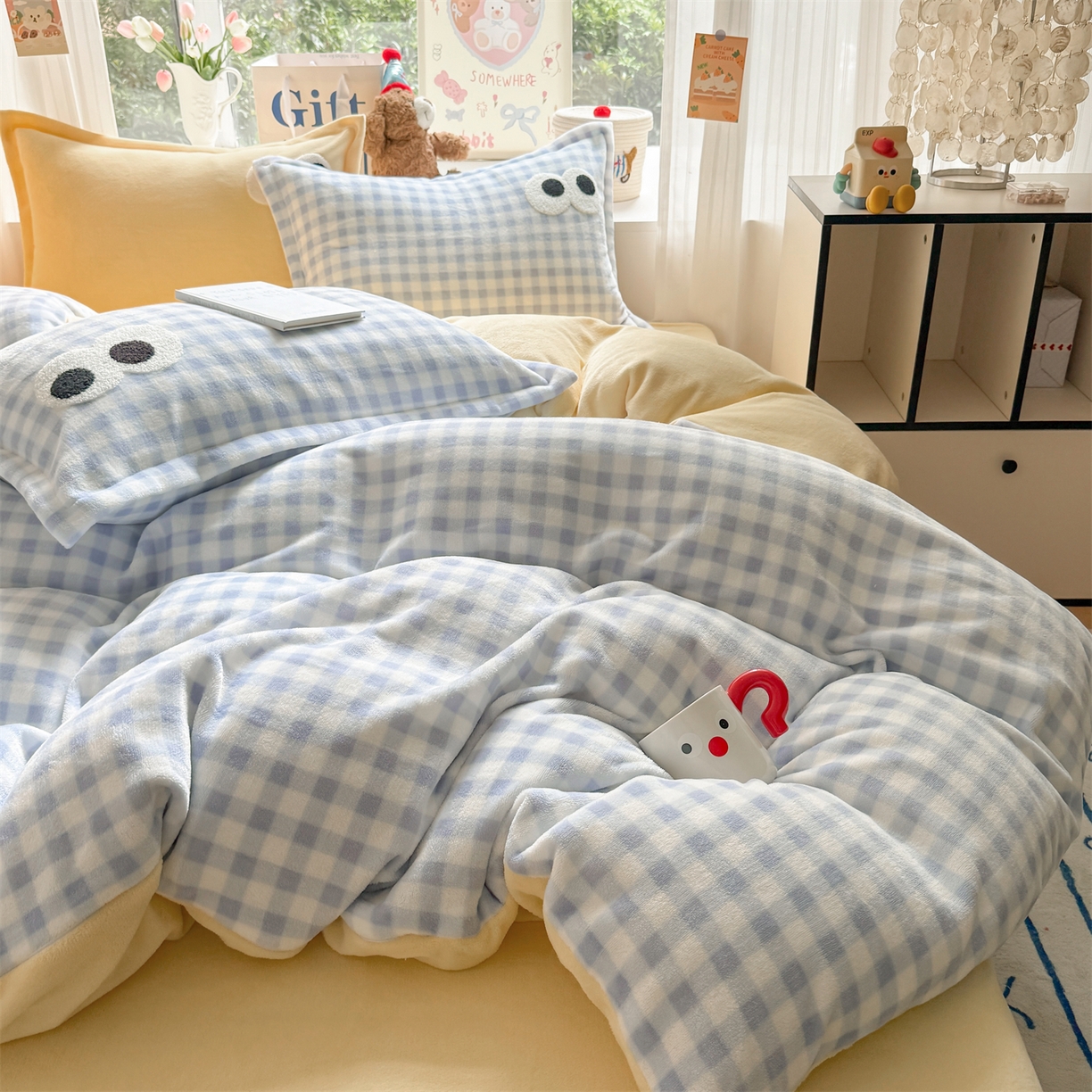 91家纺网 家纺一手货源 找家纺 艾特你 2025新款毛巾绣大眼睛撞色奶油格子牛奶绒四件套 绒-蓝格米黄