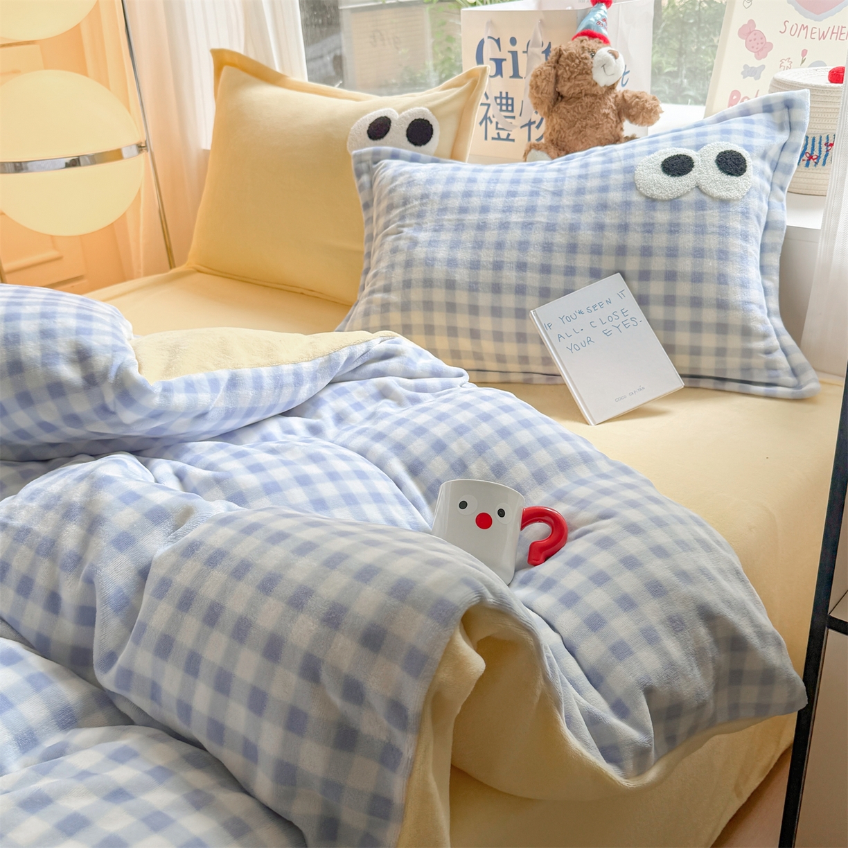 91家纺网 家纺一手货源 找家纺 艾特你 2025新款毛巾绣大眼睛撞色奶油格子牛奶绒四件套 绒-蓝格米黄