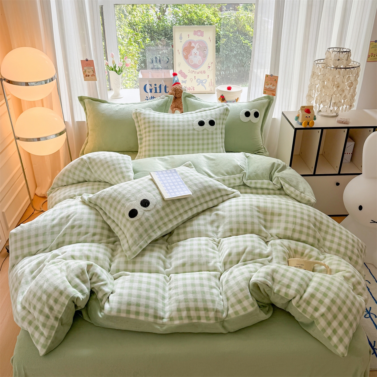 91家纺网 家纺一手货源 找家纺 艾特你 2025新款毛巾绣大眼睛撞色奶油格子牛奶绒四件套 绒-绿格