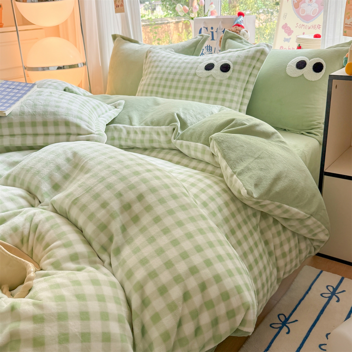 91家纺网 家纺一手货源 找家纺 艾特你 2025新款毛巾绣大眼睛撞色奶油格子牛奶绒四件套 绒-绿格