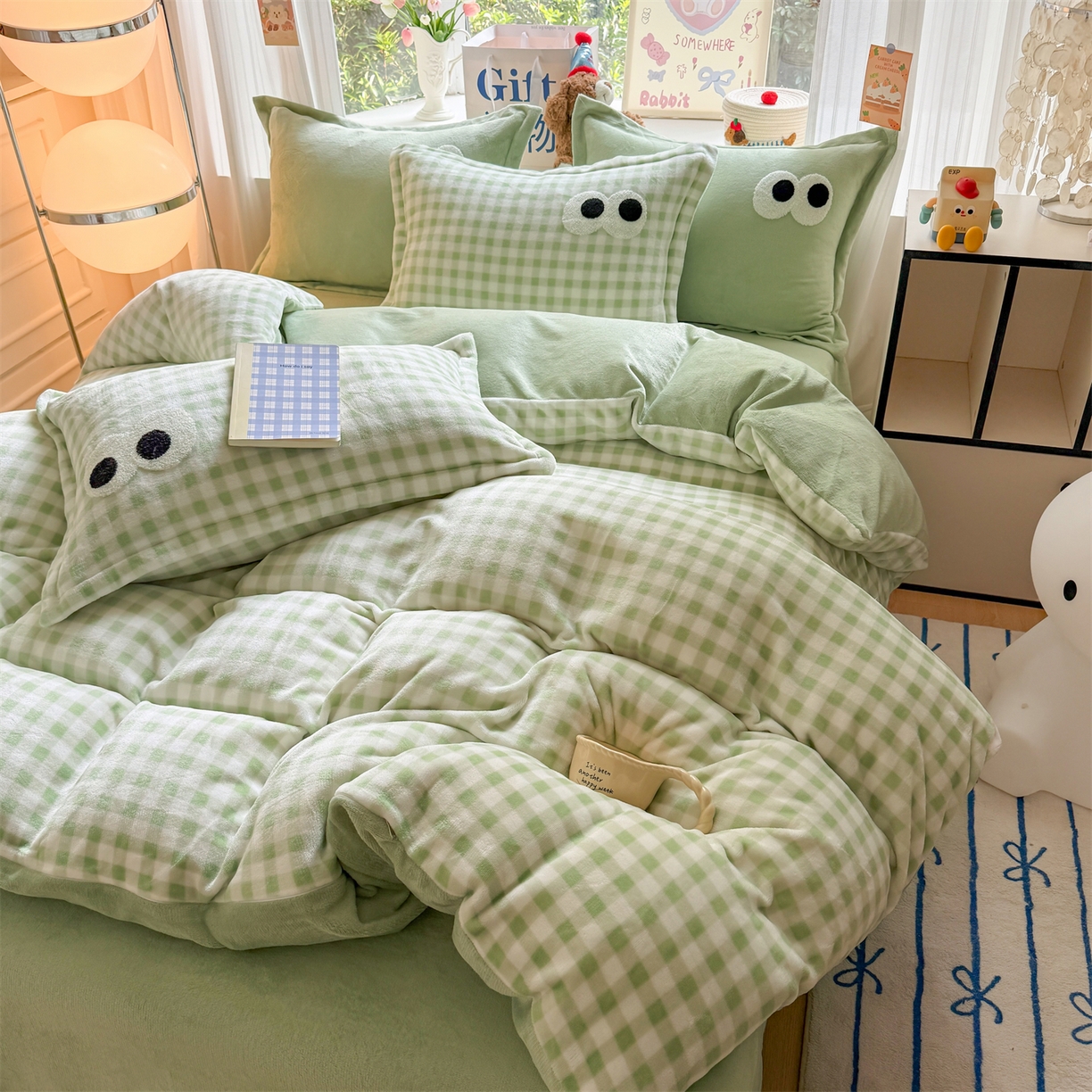91家纺网 家纺一手货源 找家纺 艾特你 2025新款毛巾绣大眼睛撞色奶油格子牛奶绒四件套 绒-绿格