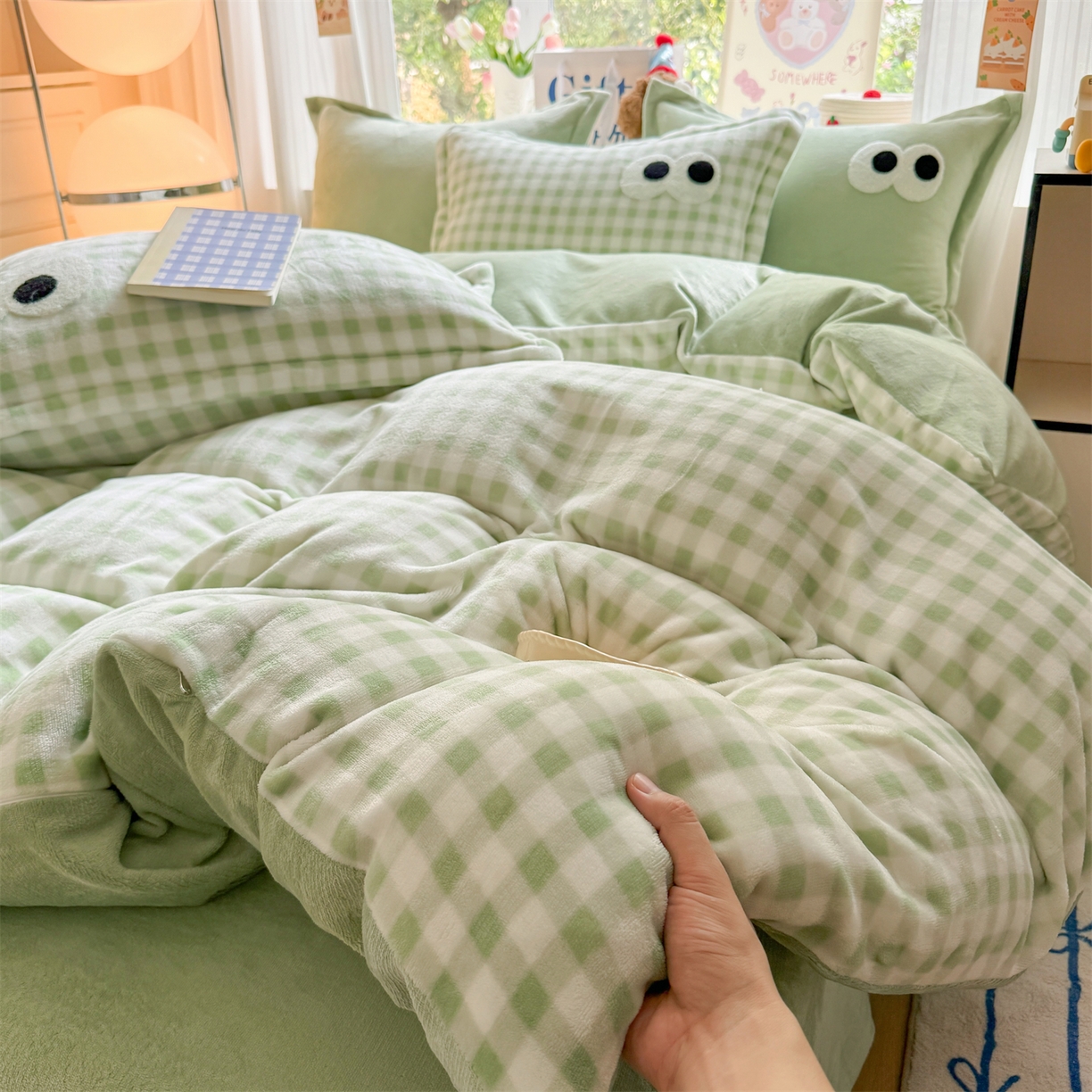 91家纺网 家纺一手货源 找家纺 艾特你 2025新款毛巾绣大眼睛撞色奶油格子牛奶绒四件套 绒-绿格