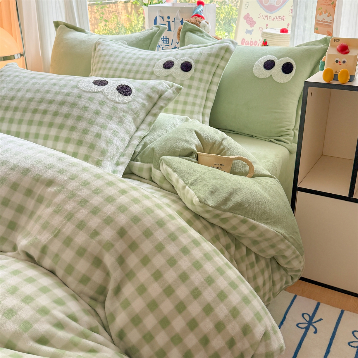 91家纺网 家纺一手货源 找家纺 艾特你 2025新款毛巾绣大眼睛撞色奶油格子牛奶绒四件套 绒-绿格