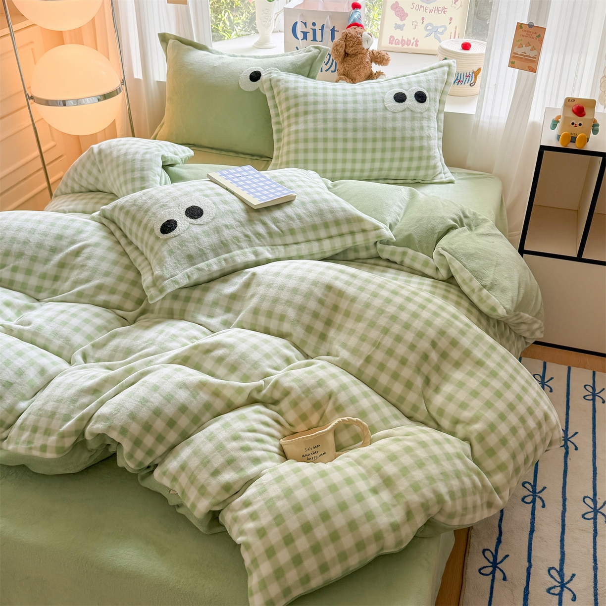 91家纺网 家纺一手货源 找家纺 艾特你 2025新款毛巾绣大眼睛撞色奶油格子牛奶绒四件套 绒-绿格