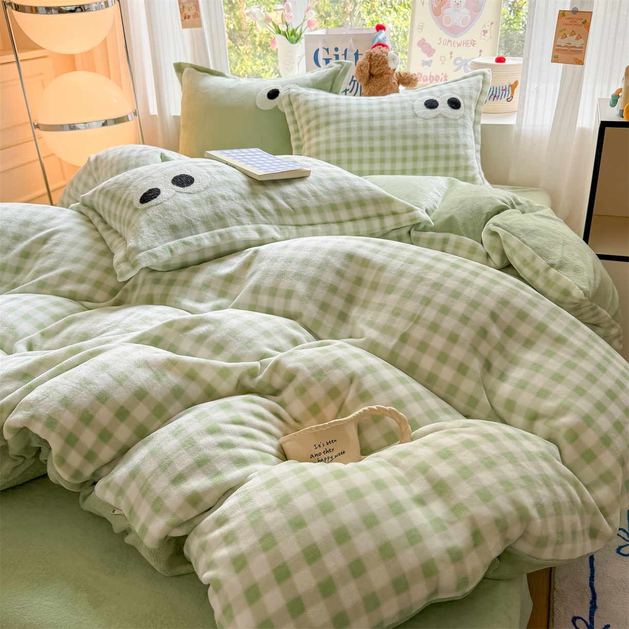 91家纺网 家纺一手货源 找家纺 艾特你 2025新款毛巾绣大眼睛撞色奶油格子牛奶绒四件套 绒-绿格