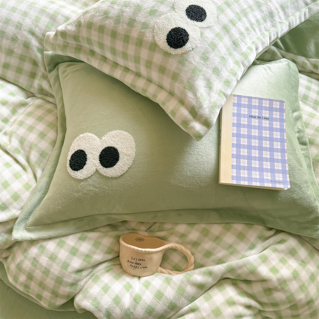 91家纺网 家纺一手货源 找家纺 艾特你 2025新款毛巾绣大眼睛撞色奶油格子牛奶绒四件套 绒-绿格