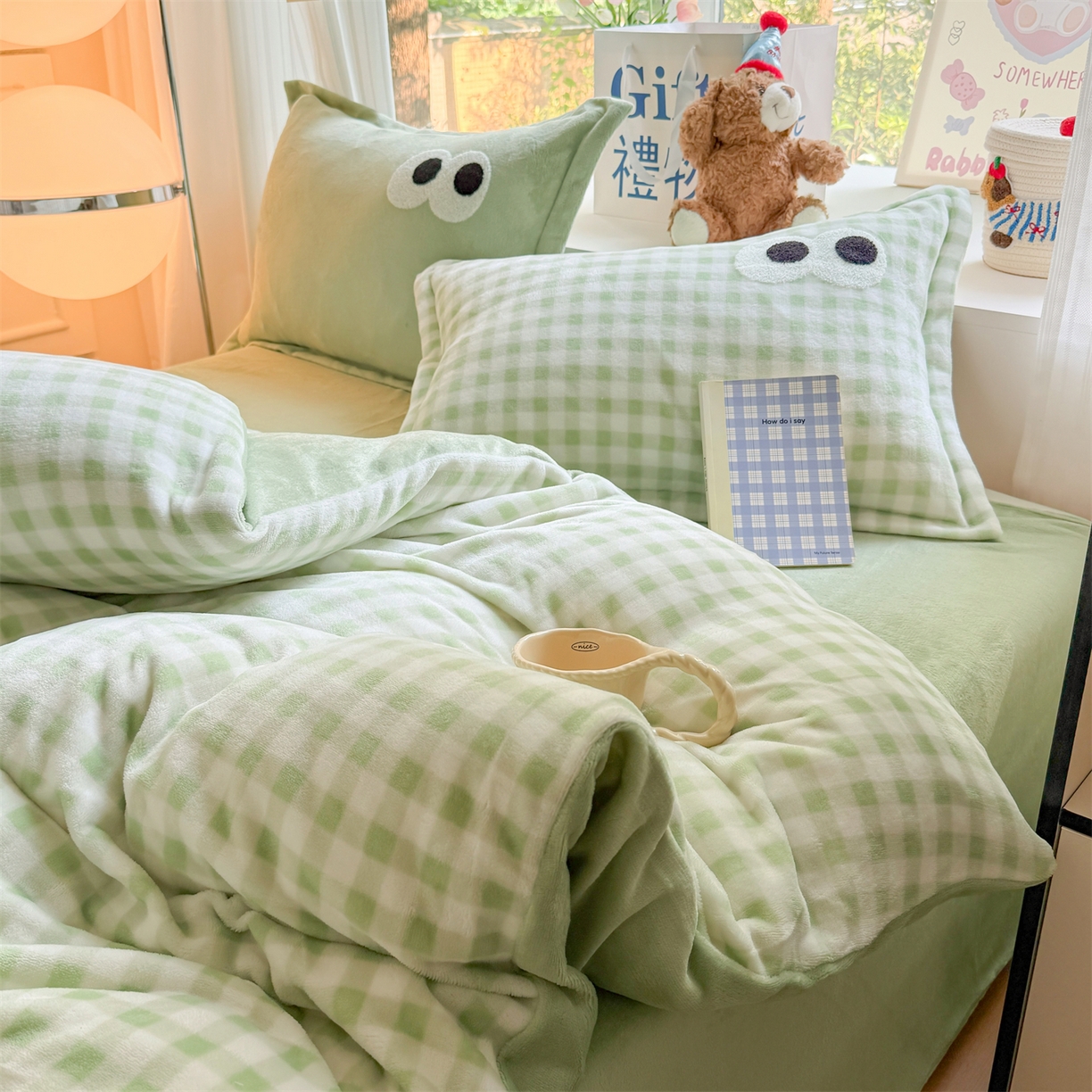 91家纺网 家纺一手货源 找家纺 艾特你 2025新款毛巾绣大眼睛撞色奶油格子牛奶绒四件套 绒-绿格