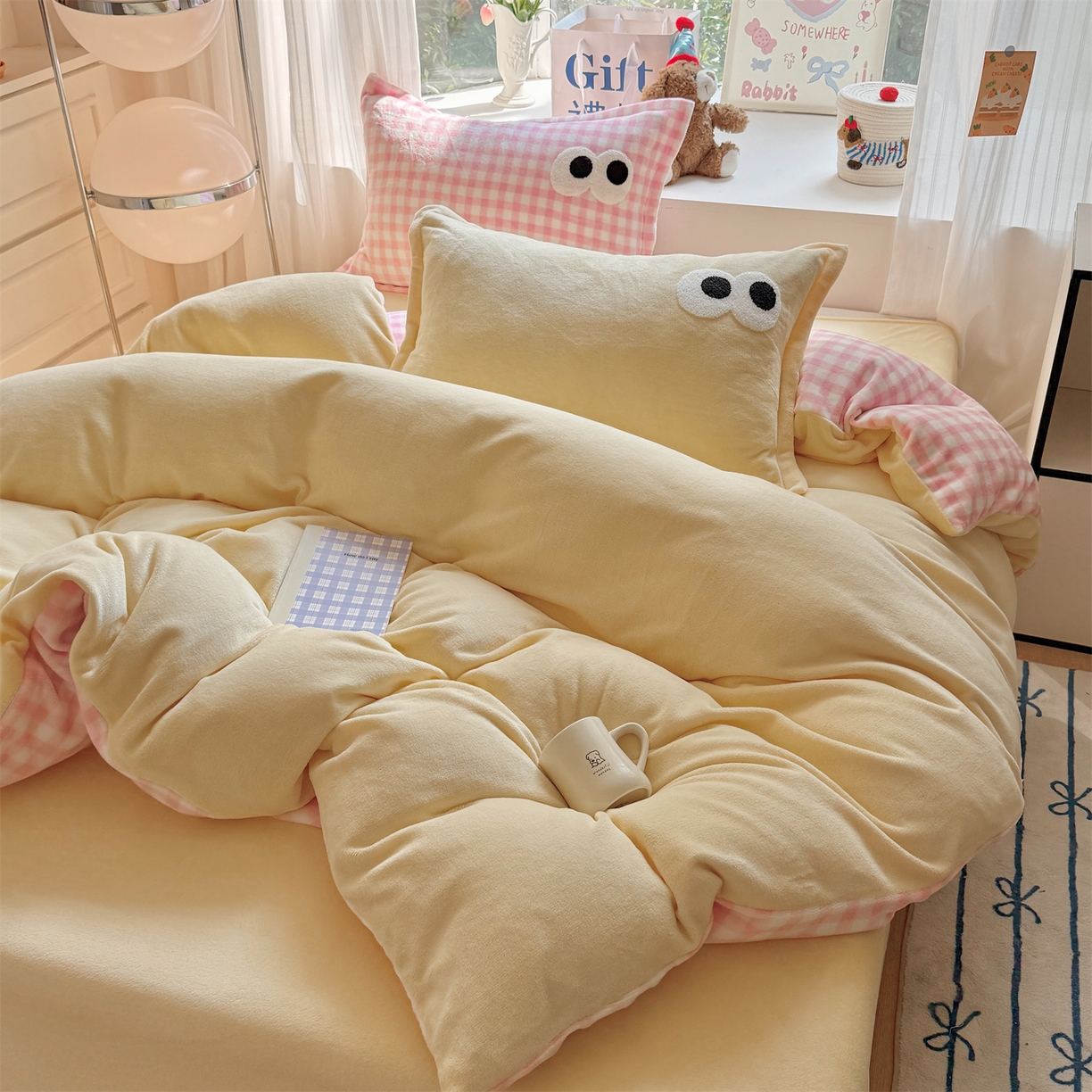 91家纺网 家纺一手货源 找家纺 艾特你 2025新款毛巾绣大眼睛撞色奶油格子牛奶绒四件套 绒-米黄粉格