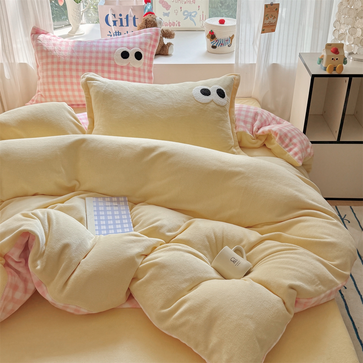 91家纺网 家纺一手货源 找家纺 艾特你 2025新款毛巾绣大眼睛撞色奶油格子牛奶绒四件套 绒-米黄粉格