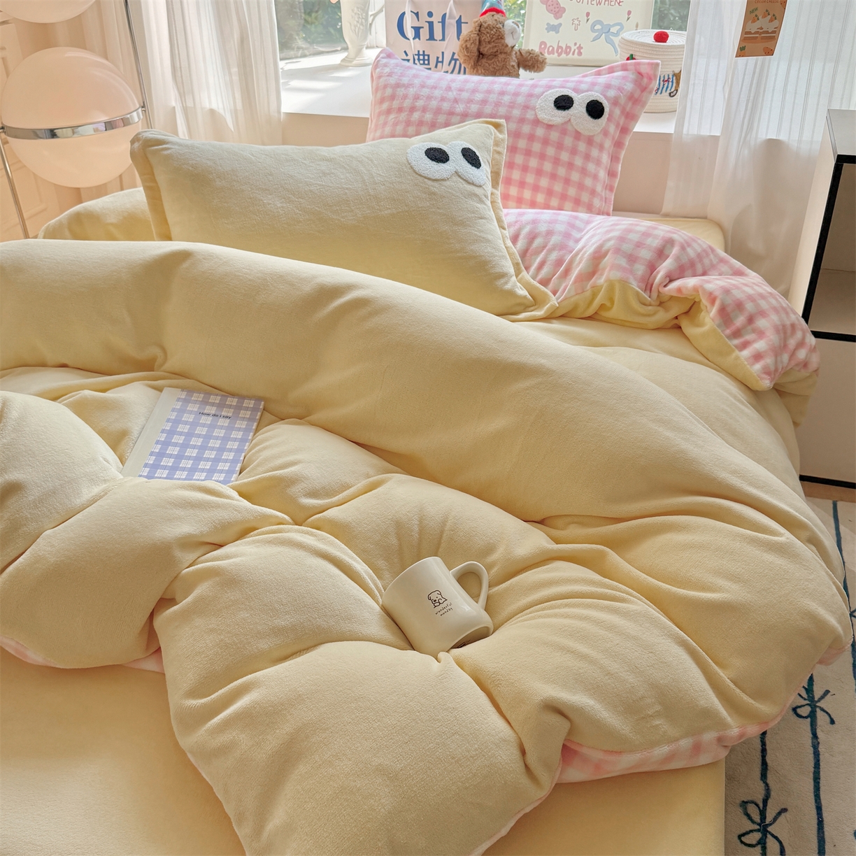 91家纺网 家纺一手货源 找家纺 艾特你 2025新款毛巾绣大眼睛撞色奶油格子牛奶绒四件套 绒-米黄粉格