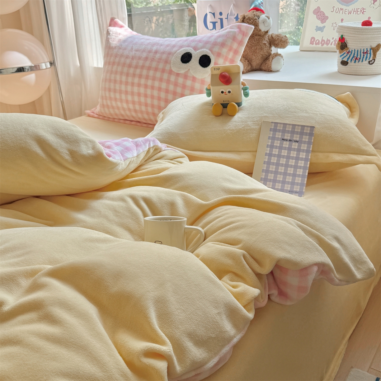 91家纺网 家纺一手货源 找家纺 艾特你 2025新款毛巾绣大眼睛撞色奶油格子牛奶绒四件套 绒-米黄粉格