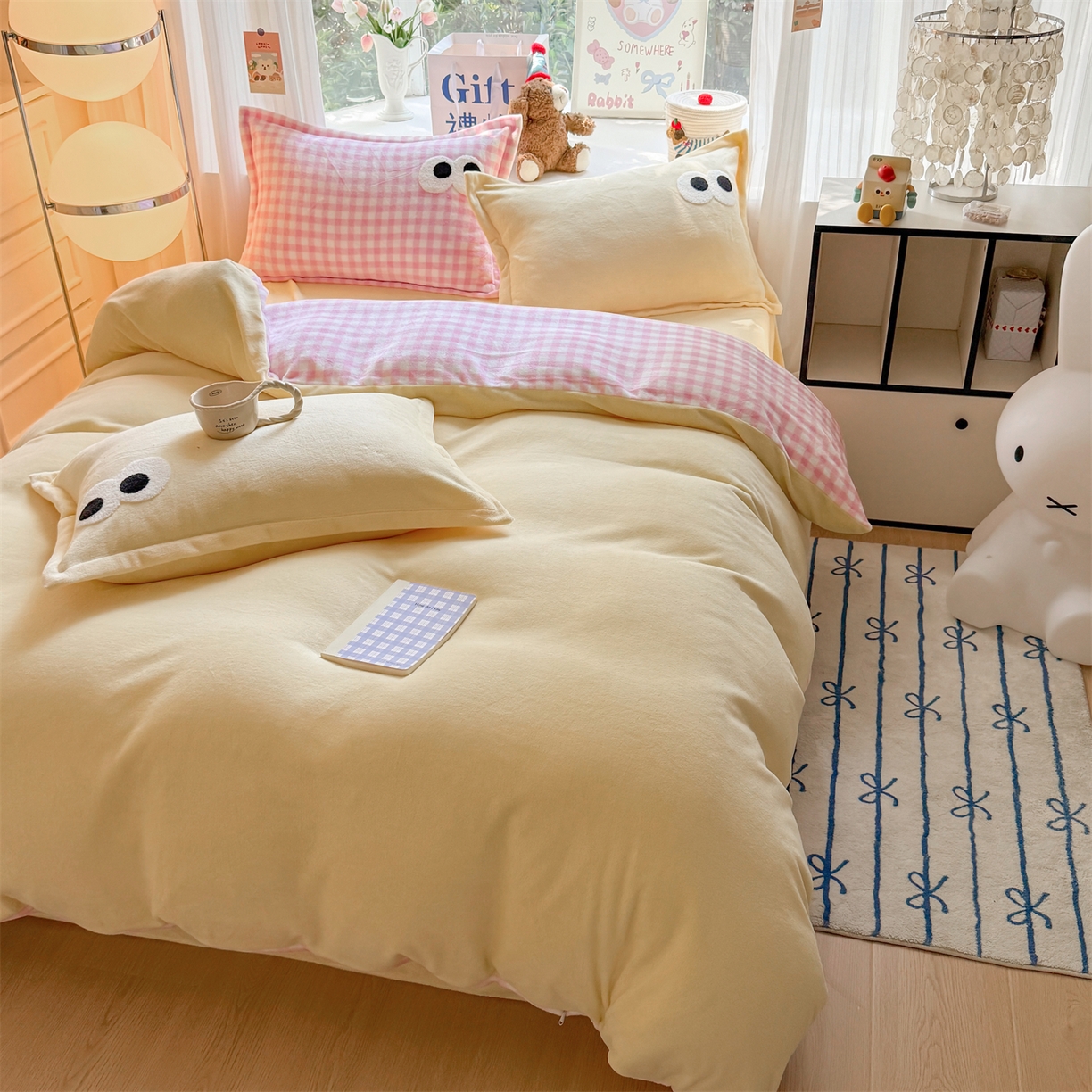 91家纺网 家纺一手货源 找家纺 艾特你 2025新款毛巾绣大眼睛撞色奶油格子牛奶绒四件套 绒-米黄粉格