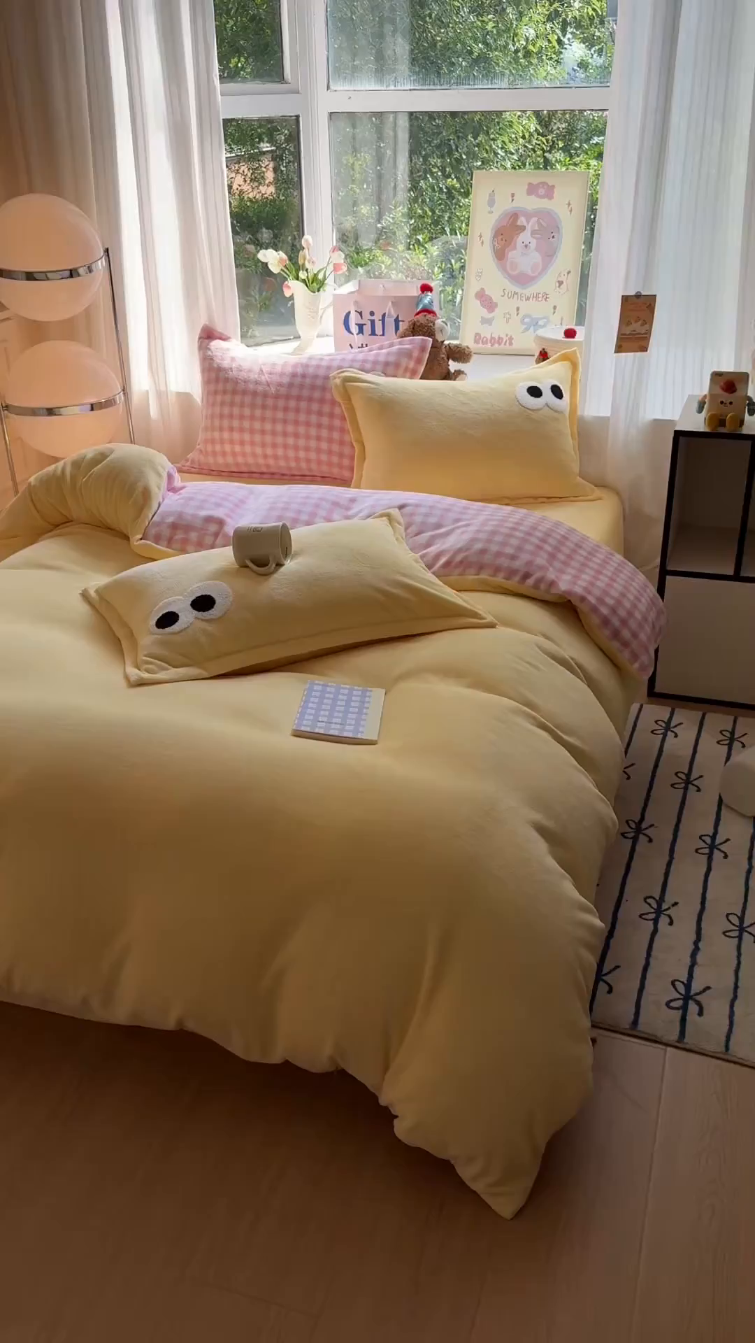 91家纺网 家纺一手货源 找家纺 艾特你 2025新款毛巾绣大眼睛撞色奶油格子牛奶绒四件套 绒-米黄粉格