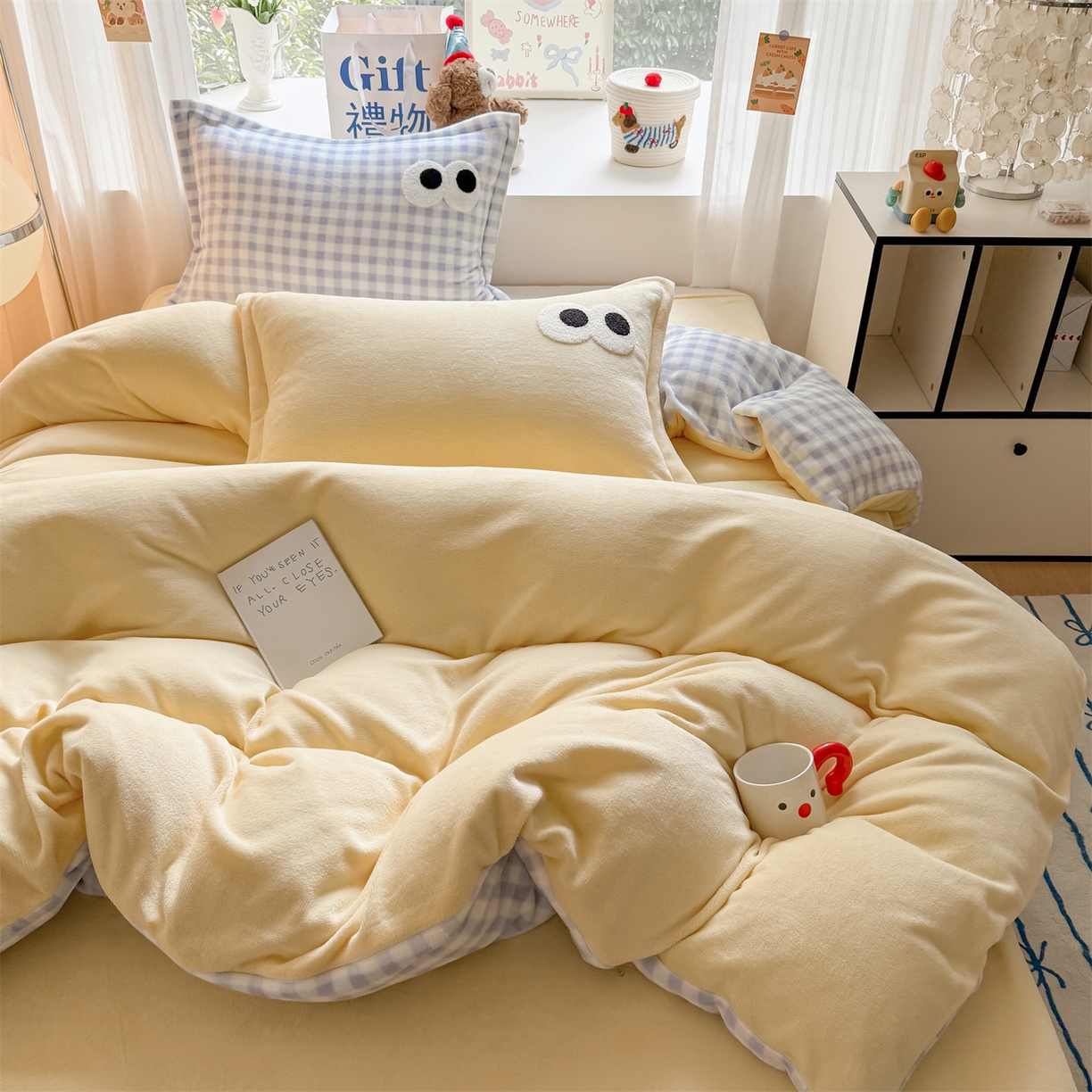 91家纺网 家纺一手货源 找家纺 艾特你 2025新款毛巾绣大眼睛撞色奶油格子牛奶绒四件套 绒-米黄蓝格