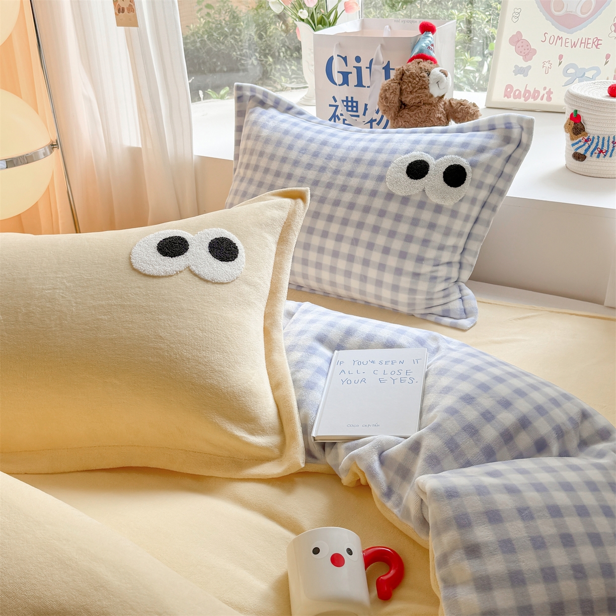 91家纺网 家纺一手货源 找家纺 艾特你 2025新款毛巾绣大眼睛撞色奶油格子牛奶绒四件套 绒-米黄蓝格