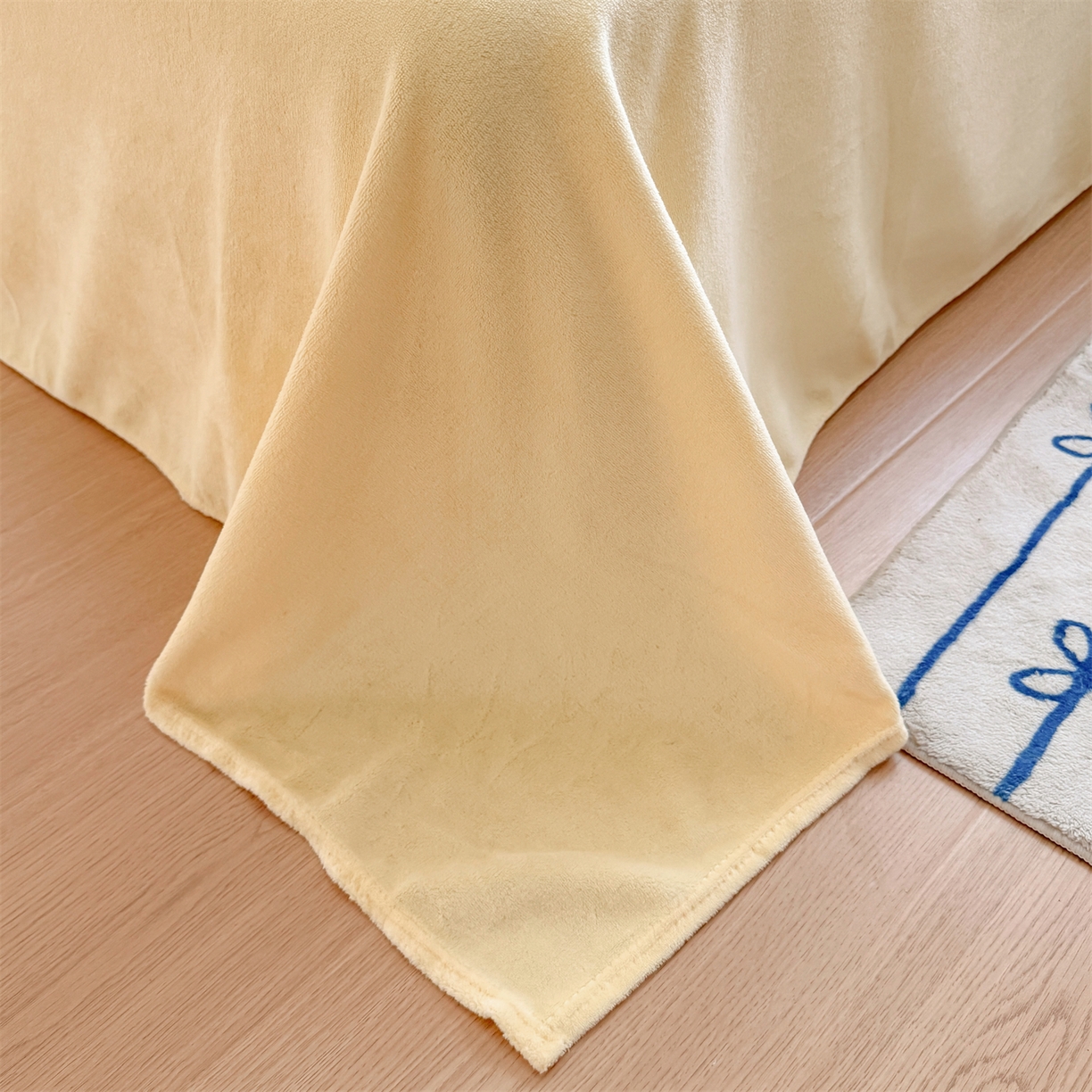 91家纺网 家纺一手货源 找家纺 艾特你 2025新款毛巾绣大眼睛撞色奶油格子牛奶绒四件套 绒-米黄蓝格