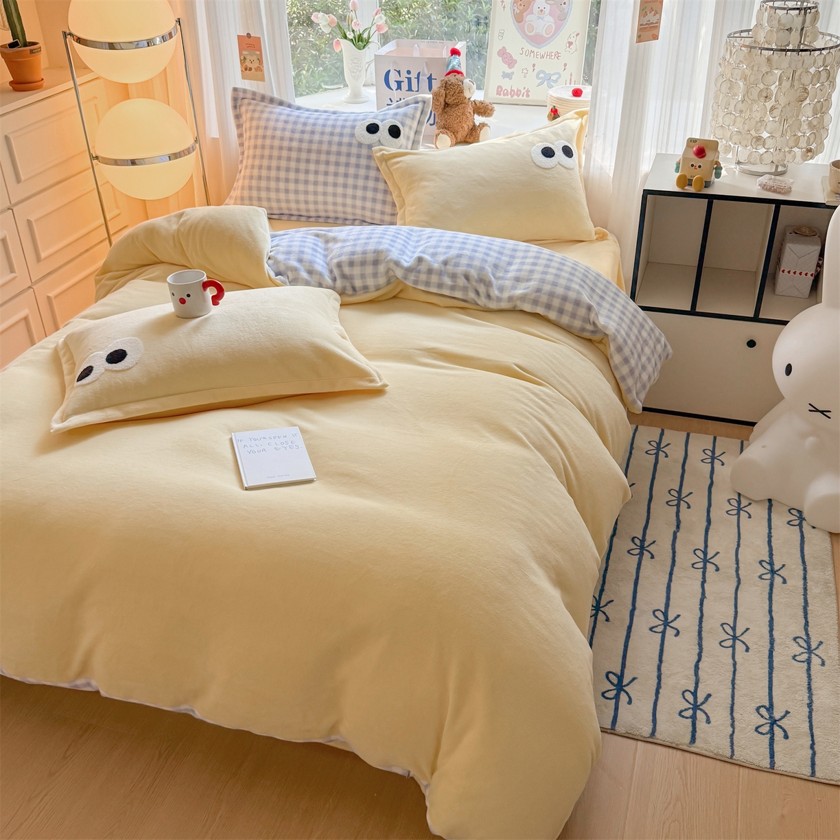 91家纺网 家纺一手货源 找家纺 艾特你 2025新款毛巾绣大眼睛撞色奶油格子牛奶绒四件套 绒-米黄蓝格