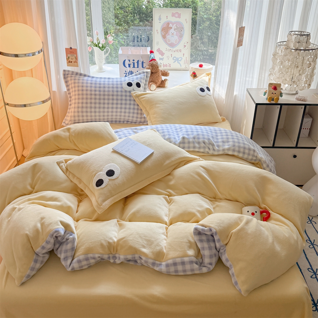 91家纺网 家纺一手货源 找家纺 艾特你 2025新款毛巾绣大眼睛撞色奶油格子牛奶绒四件套 绒-米黄蓝格