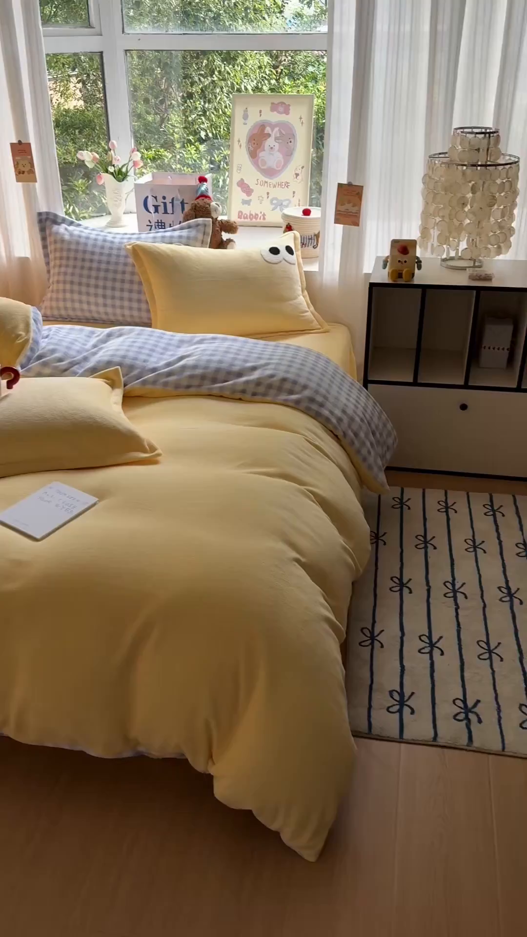 91家纺网 家纺一手货源 找家纺 艾特你 2025新款毛巾绣大眼睛撞色奶油格子牛奶绒四件套 绒-米黄蓝格