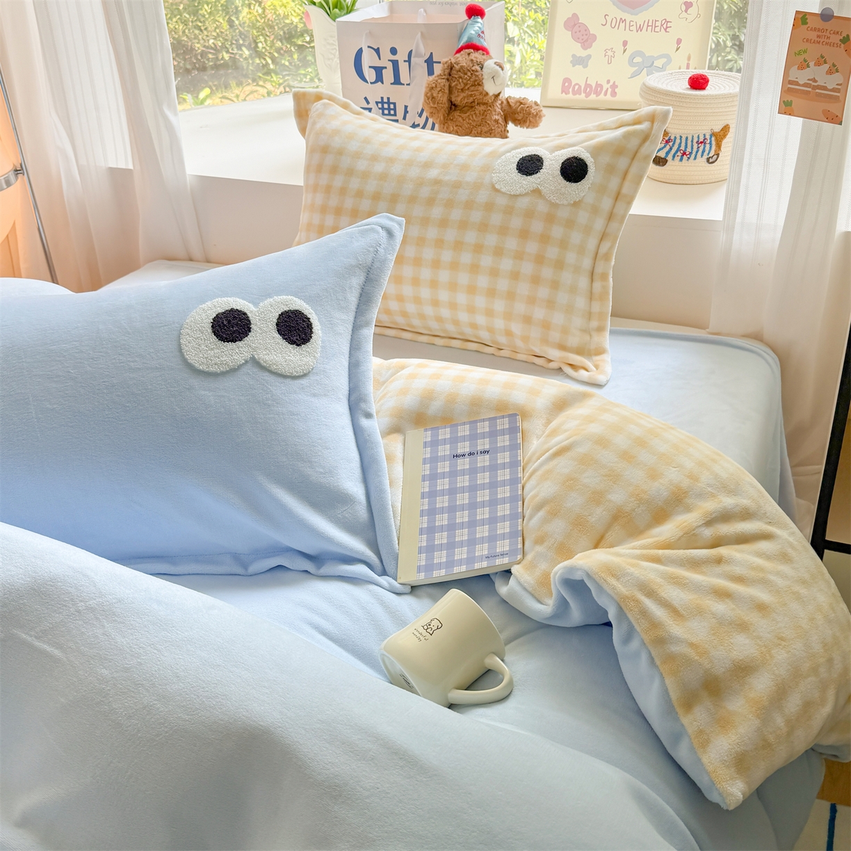 91家纺网 家纺一手货源 找家纺 艾特你 2025新款毛巾绣大眼睛撞色奶油格子牛奶绒四件套 绒-天蓝黄格