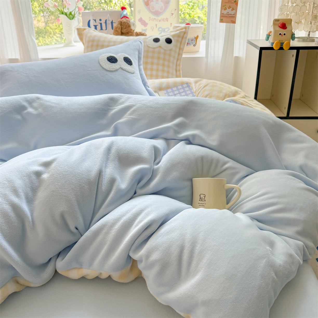 91家纺网 家纺一手货源 找家纺 艾特你 2025新款毛巾绣大眼睛撞色奶油格子牛奶绒四件套 绒-天蓝黄格